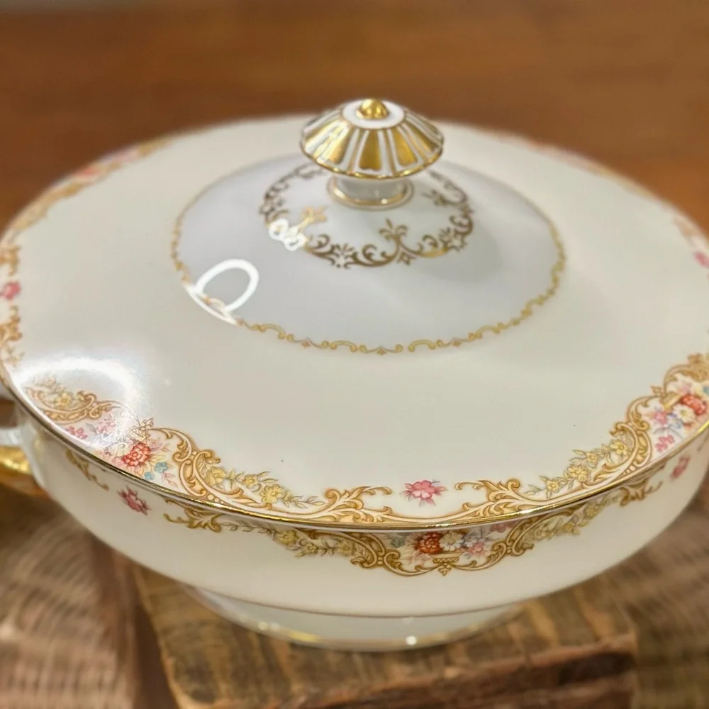 Noritake Trojan Fine Porcelain Vegetable Bowl With Finial Topped Dome Lid